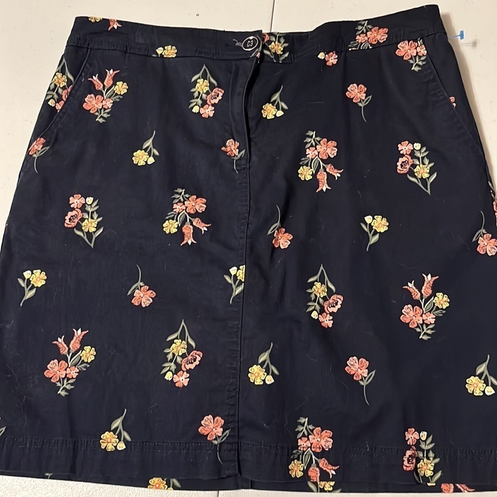 Karen Scott skirt/shorts, navy with pink flowers. Sz 8